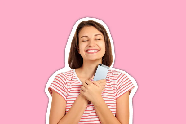 Szczęśliwy dziewczyna wciśnięty telefon z obiema rękami do klatki piersiowej i marzenia radości z wiadomości. emocjonalna dziewczyna Magazine styl kolażu z modnym kolorem — Zdjęcie stockowe