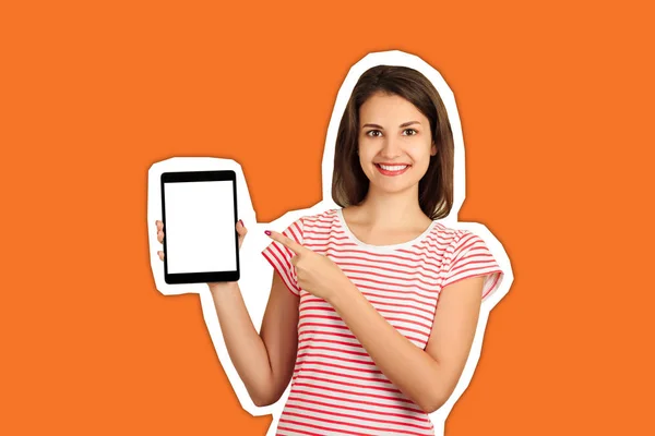 Portret uśmiechniętej, atrakcyjnej dziewczyny wskazującej palec na czarnym ekranie komputera typu Tablet. emocjonalne dziewczyna Magazine styl kolażu z modny kolor tła — Zdjęcie stockowe