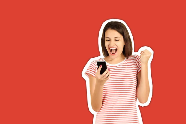 Happy Atrakcyjna brunetka dziewczyna joying wygrać w grze wideo na smartphone. emocjonalne dziewczyna Magazine styl kolażu z modny kolor tła — Zdjęcie stockowe