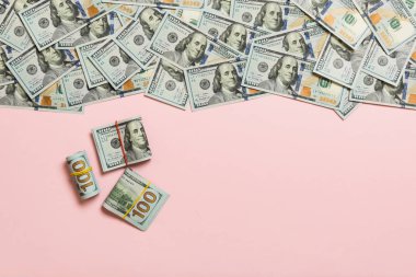 Renkli arka plan üst görünümünde yüz Dolar Bills Yığını, metin iş para kavramı için boş bir yer ile