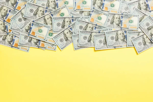 Billetes de cien dólares en vista superior de fondo de color, con lugar vacío para su concepto de dinero de negocios de texto. Fondo de cien dólares . — Foto de Stock
