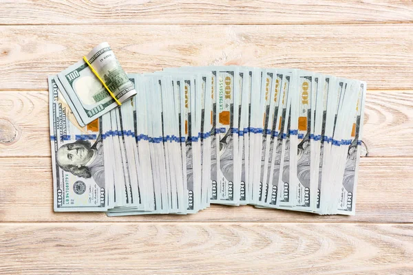 Primer plano de billetes de 100 dólares seguidos sobre un fondo colorido. Vista superior del concepto de salario — Foto de Stock