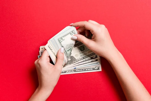 Nejlepší pohled na ženské ručičky počítání peněz. Pět a další dolarové bankovky na barevném pozadí. Obchodní koncepce — Stock fotografie