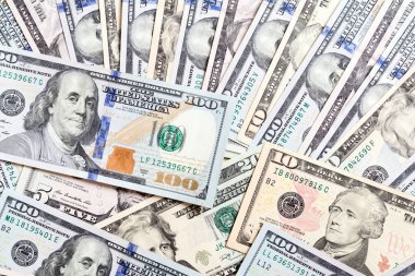 Dolar banknotlarında 100 dolarlık banknot Lar kopya alanı ile arka planda iş kavramının üst görünümü