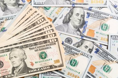 Fotokopi alanı ile arka plandaki iş konseptinin en üst görünümü üzerine 10 dolarlık fatura