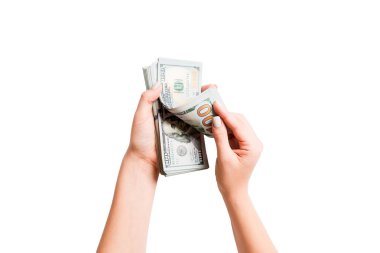 Beyaz izole arka plan üzerinde dolar banknotlar sayma kadın elleri üst görünümü. Yatırım ve refah kavramı