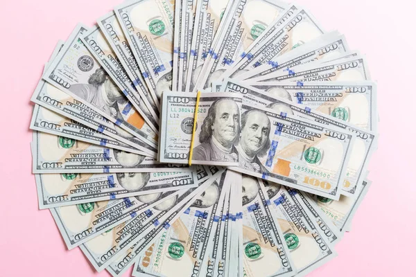 Dólares americanos: fã desarrumado de várias notas de dólar dos EUA Visão superior do conceito de negócio em fundo colorido — Fotografia de Stock