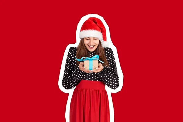 Das glückliche Mädchen mit dem Weihnachtsmann-Hut freut sich über ein Geschenk. Magazin Collage-Stil mit trendigen Farbhintergrund. Urlaubskonzept — Stockfoto