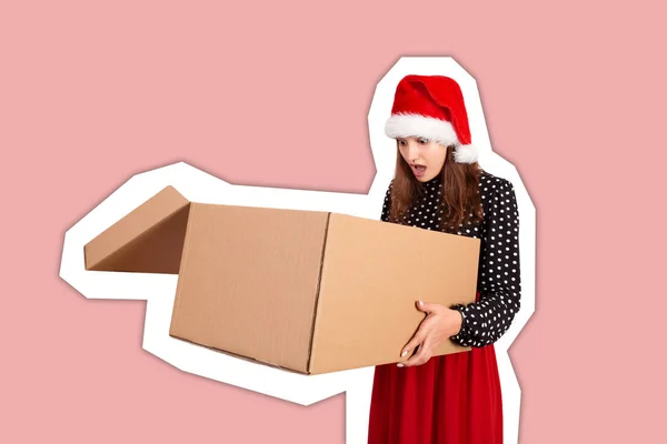 Σοκαρισμένος και έκπληκτος όμορφη νεαρή γυναίκα κρατώντας ανοιχτό κουτί δώρων μεγάλο κουτί. Περιοδικό στυλ κολάζ με μοντέρνο χρώμα φόντου. ιδέα αργιών — Φωτογραφία Αρχείου