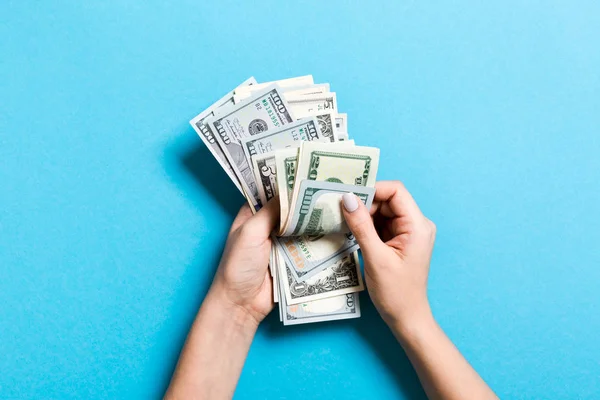 Nejlepší pohled na ženské ručičky počítání peněz. Různé bankovky na barevném pozadí. Mzdová koncepce. Koncepce úplatku — Stock fotografie