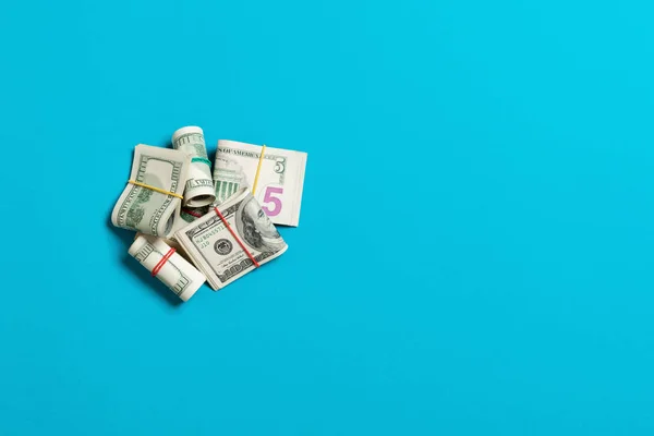 Viele stapeln 100-Dollar-Scheine. isoliert auf farbigem Hintergrund oben mit Kopierraum — Stockfoto