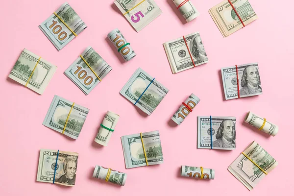 Fondo de color con dinero billetes de cien dólares americanos en wiev superior con espacio de copia para su texto en concepto de negocio — Foto de Stock