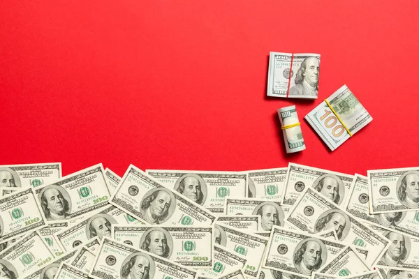 Dinero americano en la vista superior de fondo de color, con lugar vacío para su concepto de dinero de negocios de texto. Billetes de cien dólares con una pila de efectivo — Foto de Stock