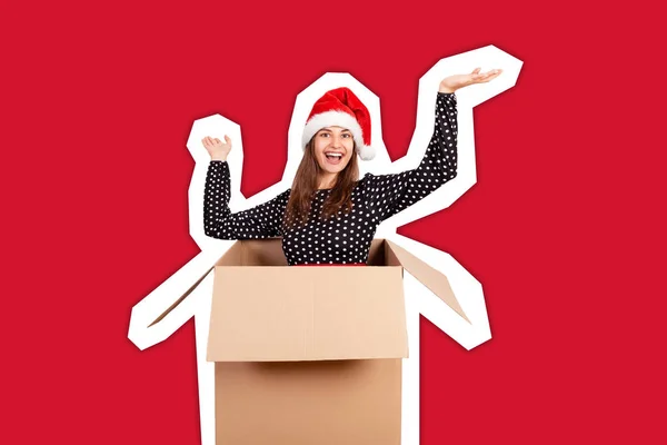 Mujer feliz alegre en vestido y sombrero de Navidad divertirse mientras se sienta en la caja de regalo grande y levanta las manos de la felicidad. Estilo collage revista con fondo de color de moda —  Fotos de Stock