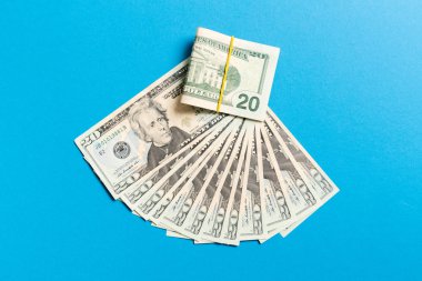 Yüz dolarlık para birimi fan yakın, kopya alanı ile renkli arka plan üzerinde iş kavramının üst görünümü