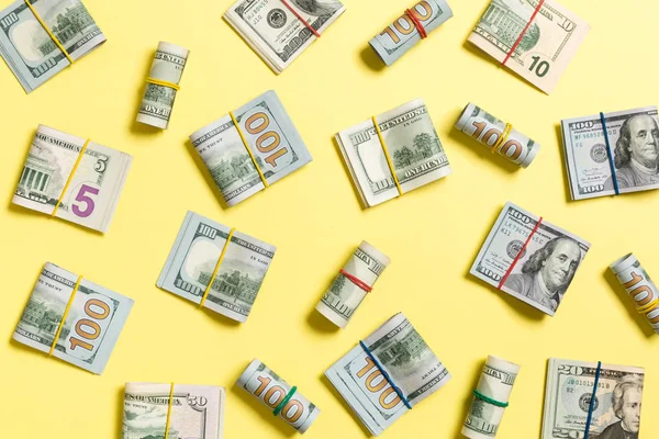 Fondo de color con dinero billetes de cien dólares americanos en wiev superior con espacio de copia para su texto en concepto de negocio — Foto de Stock