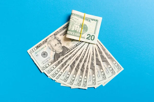 Un ventilador de moneda de cien dólares de cerca, Vista superior del concepto de negocio en fondo de color con espacio de copia — Foto de Stock