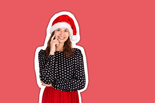 Jonge mooie gekke vrouw in jurk portret. emotioneel meisje in Santa Claus KERSTMUTS tijdschrift collage stijl met trendy kleur achtergrond — Stockfoto