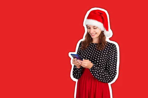 Portret van een glimlachend meisje staand en sms'en op mobiele telefoon. Tijdschrift collage stijl met trendy kleur achtergrond. vakantie concept — Stockfoto