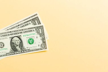 Renkli arka planda 1 dolarlık banknotlar. Tasarımınız için boş alanı olan finansal konseptin üst görünümü