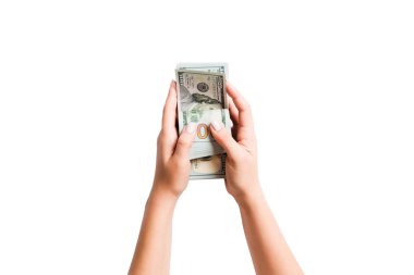 Kadın elinde para demeti üst görünümü. Beyaz izole arka plan üzerinde dolar sayma görüntü. Vergi kavramı