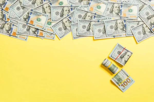 Dinero americano en la vista superior de fondo de color, con lugar vacío para su concepto de dinero de negocios de texto. Billetes de cien dólares con una pila de efectivo — Foto de Stock