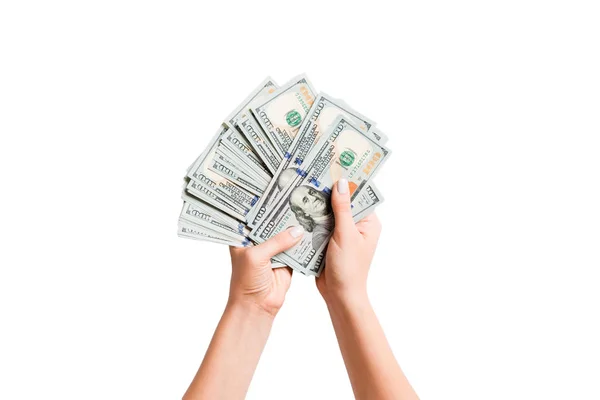 Вид зверху на пакет грошей у жіночих руках. Зображення підрахунку доларів на білому тлі. Податкова концепція — стокове фото