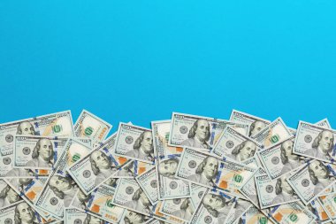 Renkli arka plan üst görünümünde yüz dolarlık banknotlar, metin iş para kavramı için boş bir yer ile. Yüz dolarlık arka plan.