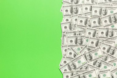 Renkli arka plan üst görünümünde yüz dolarlık banknotlar, metin iş para kavramı için boş bir yer ile. Yüz dolarlık arka plan.