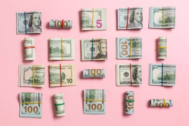 iş konseptinde metin için kopya alanı ile üst wiev para amerikan yüz dolarlık banknotlar ile renkli Arka Plan