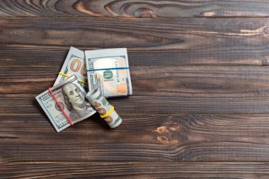Kopya alanı ile renkli arka plan iş kavramı üst görünümünde yüz dolarlık banknotlar yakın çekim yığınları
