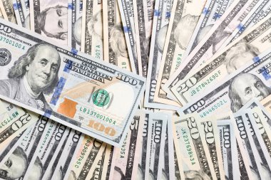 Fotokopi alanı ile arka plandaki iş konseptinin çeşitli Amerikan Doları faturaları üzerine 100 dolarlık fatura