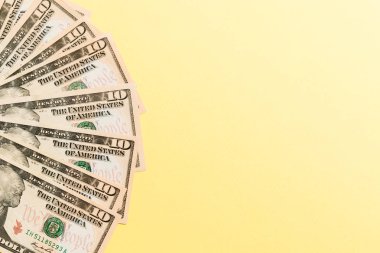 Yüz dolarlık para birimi fan yakın, kopya alanı ile renkli arka plan üzerinde iş kavramının üst görünümü