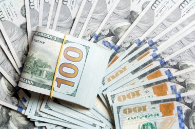 100 rulo dolar banknotüst görünümü arka planda yüz dolarlık banknotlar ile yapılan. İş kavramı