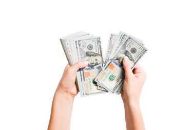 Beyaz arka planda dolar sayan kadın ellerinin izole görüntüsü. Maaş ve ücret kavramının en üst görünümü