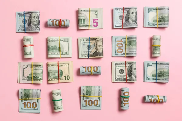 Barevné pozadí s penězi americké stovky dolarových bankovek na vrcholu wiev s prostorem pro kopírování textu v obchodní koncepci — Stock fotografie
