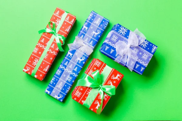 Top vue boîte cadeau de Noël avec arc blanc et vert sur fond vert — Photo
