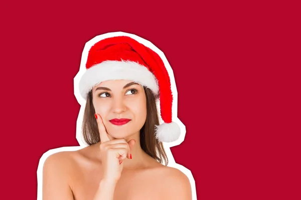 Přemýšlení a přemýšlení dívka ve vánočním klobouku. emotivní žena v červené Santa Claus klobouk Magazín koláž styl s módní barevné pozadí. Veselé Vánoce a Silvestrovské prázdniny koncept — Stock fotografie