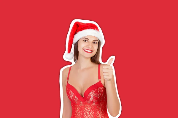 Sexy tanned girl in red swimsuit and christmas hat send thumb up to the camera. Recommend advertising concept. Magazine collage style with trendy color background — Stock Photo, Image