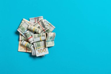 Abd Doları banknotlar deste yığını. ortasında para yığını olan 100 dolarlık banknotlar. Kopyalama alanı ile arka planda iş kavramının en iyi görünümü