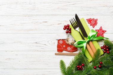 Yeni yıl ahşap arka planındaki şenlikli çatal bıçak takımının en üst görüntüsü. Tasarımınız için boş yeri olan Noel süslemeleri. Tatil yemeği konsepti