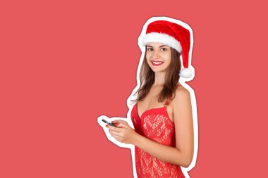 Kırmızı Noel Baba şapkalı cep telefonu kullanan neşeli, genç bir kız. Magazin dergisi kolaj stili, modaya uygun renk geçmişi var. Mutlu Noeller ve yeni yıl konsepti