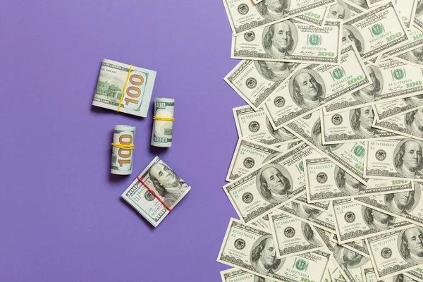 Americké peníze na barevný pohled shora, s prázdným místem pro koncept vašeho textu. 100 dolarové směnky se zásobníkem hotovosti — Stock fotografie