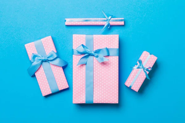 Mavi arka planda mavi fiyonklu Noel hediyesi kutusu — Stok fotoğraf