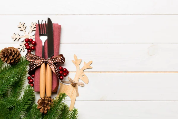 Oberseite des Bestecks mit Band auf Serviette auf Holzgrund gebunden. Weihnachtsdekoration und Rentiere mit leerem Raum für Ihre Gestaltung. Neujahrsferien-Konzept — Stockfoto