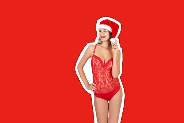아름다운 여성 모델 이 수영복을 입고 크리스마스 모자에는 POM POM 이 들어 있다. 지에는 유행하는 색깔 배경을 가진 콜라주 양식이 실려 있습니다. 행복 한 크리스마스와 새해 휴일 컨셉트 — 스톡 사진