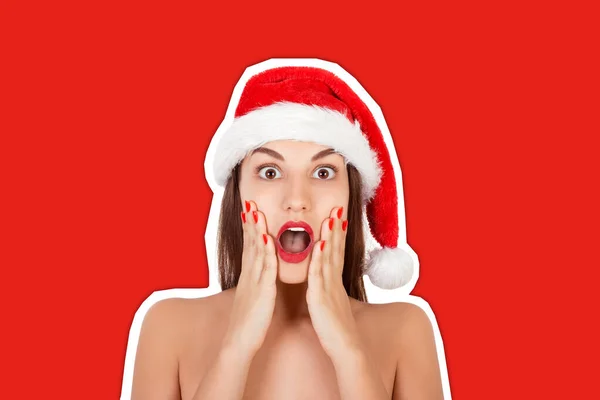 Ung överraskad flicka med öppen mun kvinna i Santa hatt och baddräkt. Magasin collage stil med trendig färg bakgrund. Glad jul och nyår semester koncept — Stockfoto