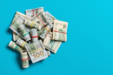 Kopya alanı ile renkli arka plan iş kavramı üst görünümünde yüz dolarlık banknotlar yakın çekim yığınları