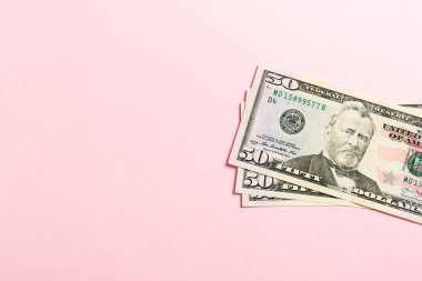Renkli arka planda 50 dolarlık banknotun en üst görüntüsü. Kopyalama alanı ile iş kavramı