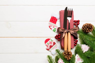 Yeni yıl ahşap arka planındaki şenlikli çatal bıçak takımının en üst görüntüsü. Tasarımınız için boş yeri olan Noel süslemeleri. Tatil yemeği konsepti